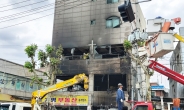 서울 시흥동 건물에 화물차 돌진 화재…여성 2명 사망[종합]