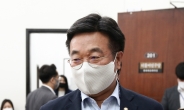 [헤럴드pic] 회의실로 들어오는 더불어민주당 윤호중 원내대표