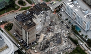 美 바이든, 아파트 붕괴 플로리다 비상사태 선포…재난극복 총력 지원 지시