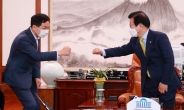 [헤럴드pic] 인사하는 박병석 국회의장과 김기현 국민의힘 원내대표