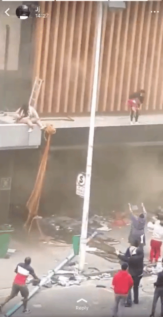 [영상] ‘살려야 한다’…불타는 건물서 두살배기 딸 던진 엄마