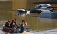 기후변화의 역습…서유럽 홍수로 160명 이상 사망·美 서부 산불로 10㎞ 높이 ‘불구름’