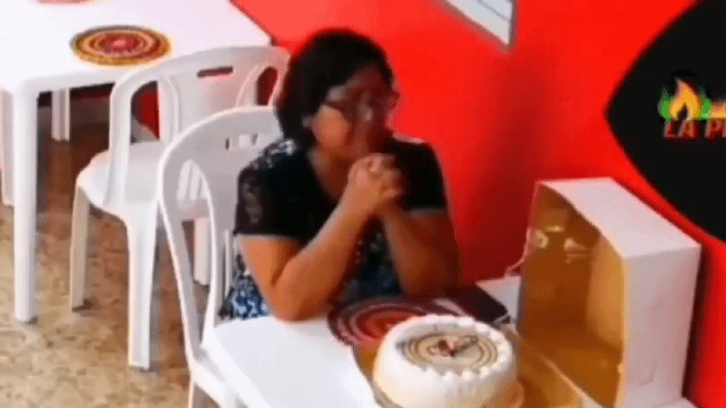 [영상]'나홀로 생일축하' …식당직원 깜짝 축복에 '눈물'