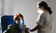 뇌졸중 앓던 이탈리아 81세 여성 백신 네차례 맞은 뒤 사망