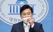 [헤럴드pic] 마스크를 고쳐쓰는 원희룡 국민의힘 대선 예비후보