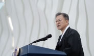 문대통령 “日, 역사 앞에 겸허해야…한국, 부강한 나라”