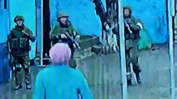 [영상] 러시아군 혼쭐내는 용감한 우크라이나 노부부…“이들에게 경의를” [나우, 어스]