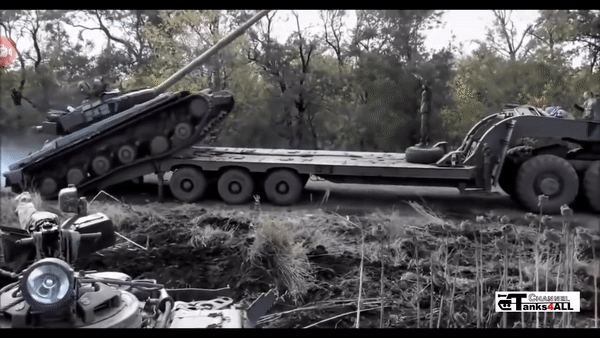 [영상] 우크라이나 트라우마 생겼나?…혼자 뒤집힌 러시아 탱크 [나우, 어스]