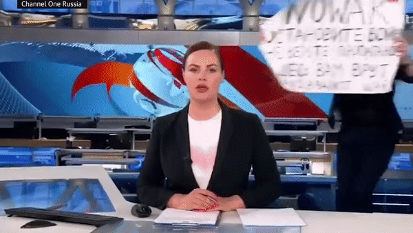 [영상] “전쟁 반대” 러 뉴스 생방송 난입한 여성 정체는? [나우,어스]