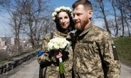 ‘군복’ 입고 ‘소총’ 들고...우크라 커플, 전쟁중 깜짝 결혼식