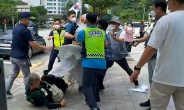 승려들, 강남 한복판서 발길질하고 오물 투척