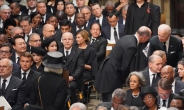 尹대통령 부부, 검은색 정장 입고 ‘세기의 장례식’ 참석