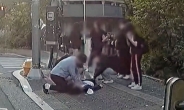 [영상] 길가에 갑자기 멈춰선 버스…기사는 뛰어나와 쓰러진 시민 살렸다