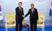 尹대통령과 악수한 캄보디아 총리, 코로나 양성 판정