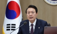 尹대통령, ‘서거 7주기’ YS 묘소 참배…“큰 정치 되새겨야 할 때”