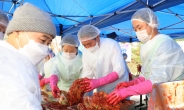 김치 담그는 최대호 안양시장, “세상을 변화시키는 것은 실천”