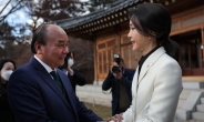 김건희 여사 “한국인 비자 문제 살펴달라” 베트남 주석에 요청