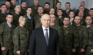 푸틴, 새해 샴페인 터트리며 '우크라 침공 정당성' 강조