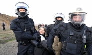 청소년 기후활동가 툰베리, 독일 탄광마을 철거 반대하다 체포
