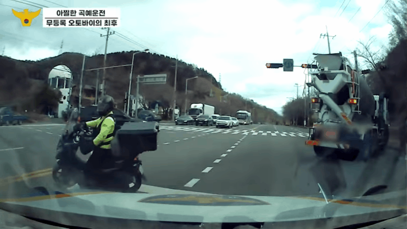 [영상] ‘무법 오토바이’ 가로막은 의로운 레미콘, 경찰 웃었다