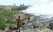 인도 '쓰레기산' 화재로 독성매연 분출…출동 소방관 기절