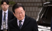 [헤럴드pic] 서울중앙지법으로 들어가는 이재명 더불어민주당 대표