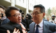 [영상] 박지원, 피살 공무원 측 변호사 밀쳤다…유족 “법적 대응”