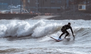 강풍에 서핑 즐기는 시민들...주말까지 쌀쌀
