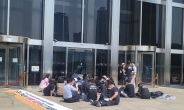 전세사기 피해자들, 국회 본청 진입 시도… 2층 정문 출입문 폐쇄