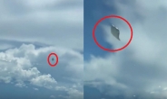 [영상] 경비행기 앞으로 ‘슝~’ …콜롬비아 상공에 뜬 것 UFO? 파티용 풍선?