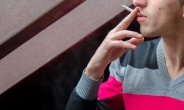 어릴 적 흡연한 사람…‘노화 가속’ 빨리 늙는다, 얼마나?