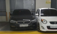 주차장 2칸 차지한 BMW, 경차가 저지하자 운전자 폭행