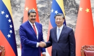 악수하는 중국·베네수엘라 정상…’전천후 전략적 동반자 관계’ 격상
