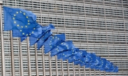미중 무역 갈등 속 ‘마이웨이’ EU, 반사이익 쏠쏠[디브리핑]