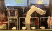 장동민도 찾은 프랜차이즈박람회…로봇·무인매장 ‘시선집중’ [언박싱]