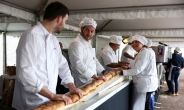 이렇게 긴 빵 봤어?…140m 세계서 가장 긴 바게트