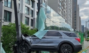 강남 아파트 방음벽에 처박힌 차량…어떻게 이런 일이?
