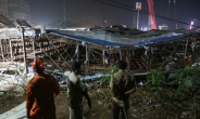 인도서 강풍에 30m 광고판 '쿵'…14명 깔려 사망, 70명 부상