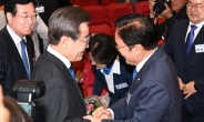 [헤럴드pic] 악수하는 이재명 더불어민주당 대표와 국회의장 후보로 선출된 우원식 의원