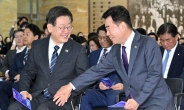 [헤럴드pic] 인사 나누는 김진표 국회의장·이재명 대표