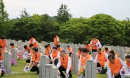 한화 충청지역 봉사단, 대전 현충원 찾아 묘역 정화 활동
