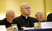 ‘교황이 사탄의 하인?’ 극보수파 대주교 비판에 교황청 파문 징계 맞불