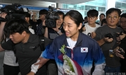 [헤럴드pic] 황급히 공항 빠져나가는 안세영 선수