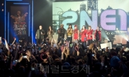 2NE1, 뉴욕 침공…이번에도 제레미 스캇 옷 입었다
