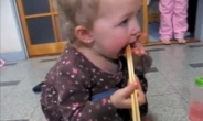 [동영상]외국 아기의 못말리는 ‘김치 사랑’