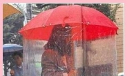 절대 안젖는 우산 “뒤에 남자 반응이…”
