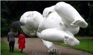 英 유명작가 마크 퀸의 9m길이 아기조각,싱가포르에 등장
