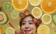 <포토뉴스> 미녀와 형형색색 과일