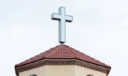 앵그리버드 닮은 교회…지어진 사연이 “어부들의 나침반”