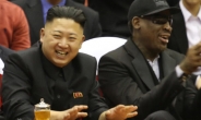 북한찾은 로드먼, 김정은 부부와 농구경기 관람